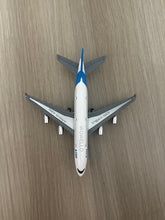 Load image into Gallery viewer, WOWELLO toy airplane, aircraft model toys, aviation model, airliner ornaments, children&#39;s toys
